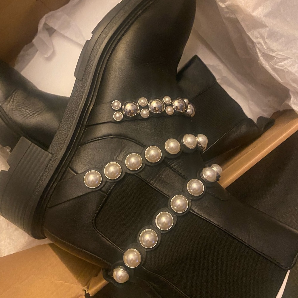 EUC ZARA BLACK LEATHER BOOTS WITH PEARLS SZ 8, fits like Sz 8.5!!